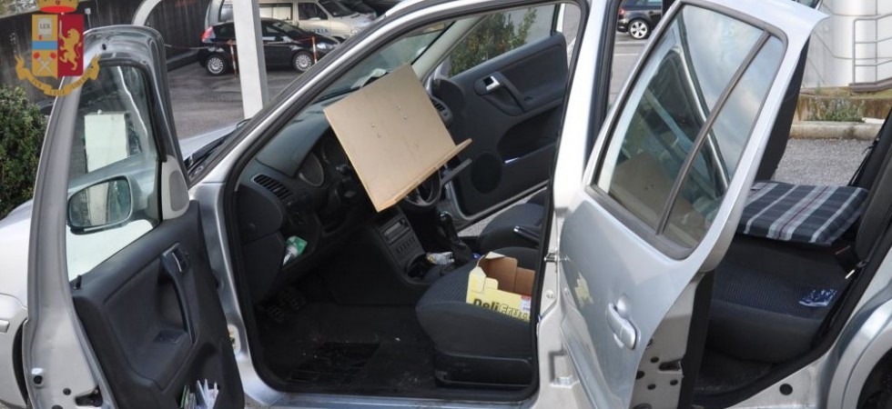 Si masturba in auto mentre scarica materiale pedopornografico, arrestato 47enne residente a Trento